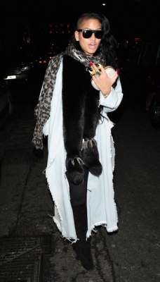 Cassie+Cassie+Out+Dinner+Nobu+Restaurant+RdLctNXg7-3l.jpg