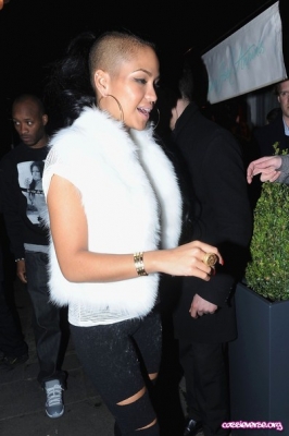 Cassie+Cassie+appears+gotten+white+fur+coat+EgDaumesYKml.jpg