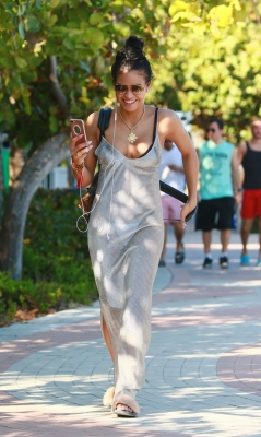 cassie-in-bikini-on-the-beach-in-miami-02-24-2017_2.jpg